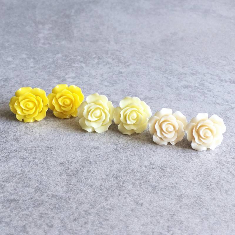 Zitrone Buttercreme Knochen // Rose Ohrstecker - 20 Mm Blüten Cabochons, Gelb/Weiß, Edelstahl Ohrstecker, Boho Brautjungfer Geschenke von BlueButtonBoho
