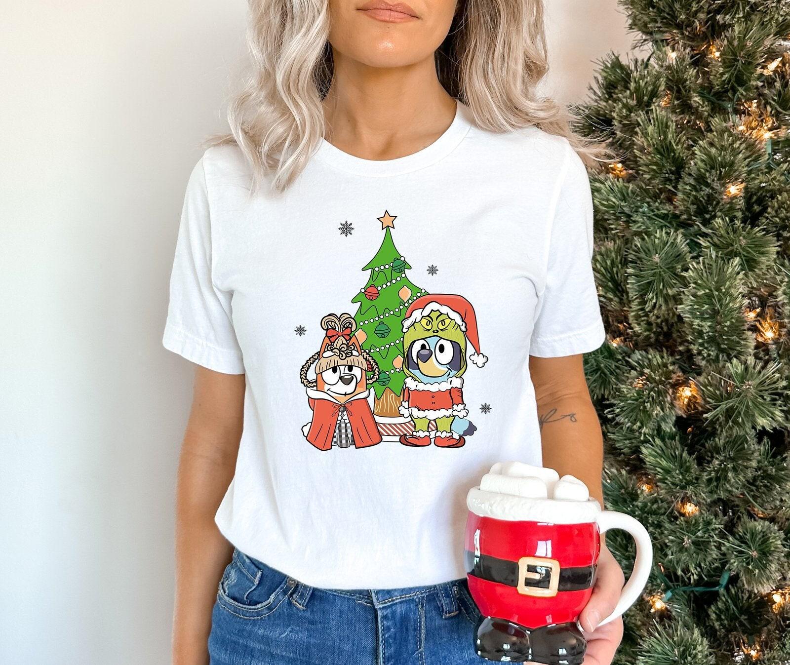 Bluey Hundeweihnachtsshirt, Bluey-Weihnachtskostüm, Bluey-Weihnachtsparty-Shirt, Bluey-Weihnachtsbaum-Shirt, Weihnachtsausflug-T-Shirt von BlueCatTee