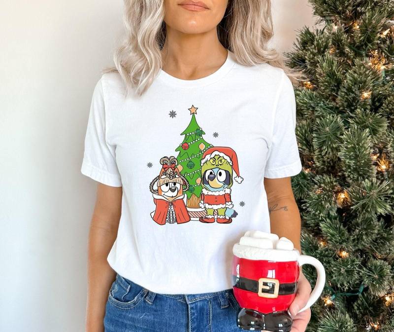 Bluey Hundeweihnachtsshirt, Bluey-Weihnachtskostüm, Bluey-Weihnachtsparty-Shirt, Bluey-Weihnachtsbaum-Shirt, Weihnachtsausflug-T-Shirt von BlueCatTee