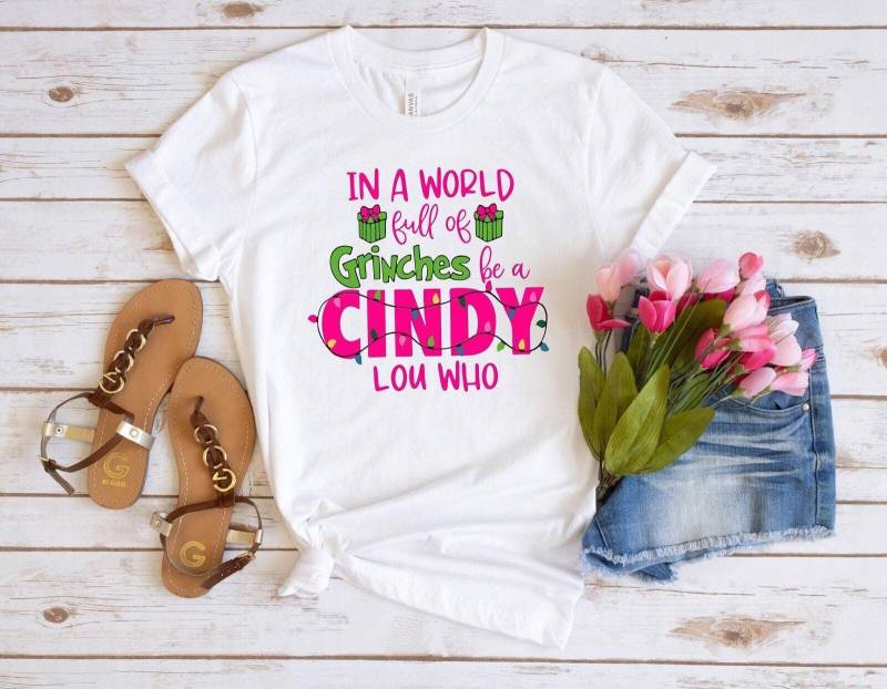 In Einer Welt Voller Grinches Sei Ein Cindy Lou Who Shirt, Weihnachten Griswold Urlaub Film Shirt von BlueCatTee