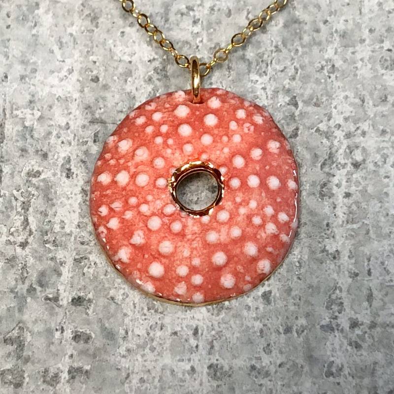 Porzellan Seeigel Neclace in GoldGroß, Rund Und Korallen Orange von BlueCinderBiologica