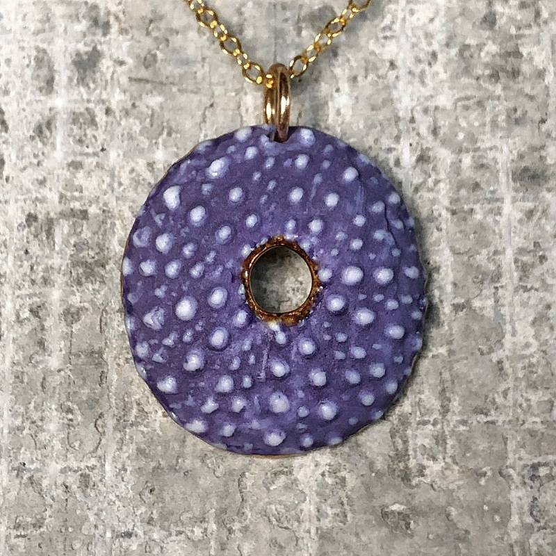Porzellan Seeigel Neclace in GoldGroß, Rund Und Lila Porzellan Seeigel Neclace in GoldGroß, Rund Und Lila von BlueCinderBiologica