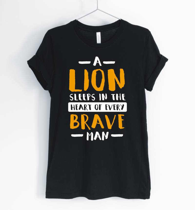 Ein Löwe Schläft Im Herzen Von Jeder Tapferer Mann, Löwe, Lion T-Shirt, Inspirierende Zitat Shirt, Unisex & Frauen Shirts von BlueCityUSA