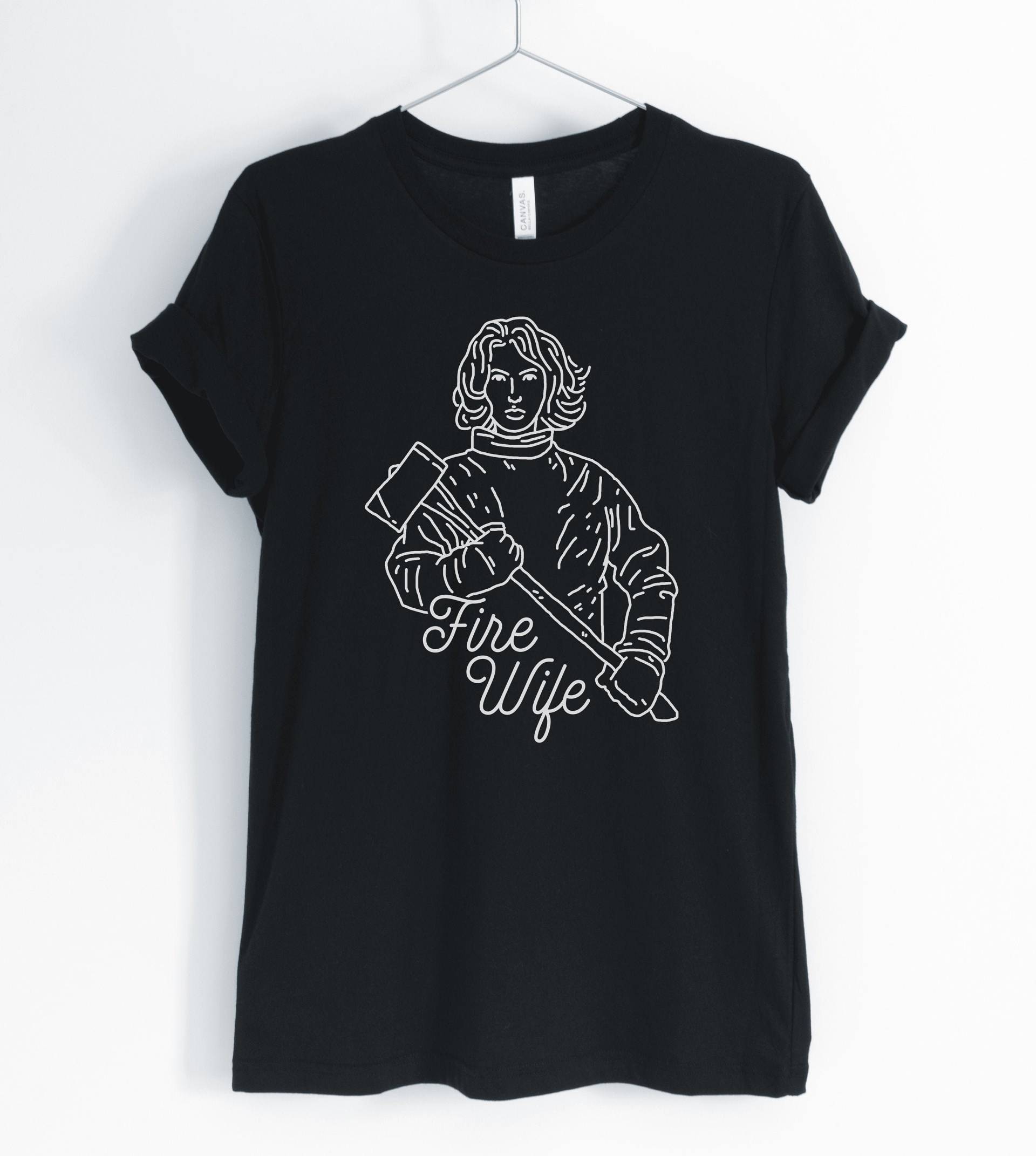 Feuerwehrfrau, Feuerwehr-Shirt, Feuerwehr, Cute Fire Fighter T-Shirt, Gift Für Feuerwehrmänner, Unisex & Women Es Shirts von BlueCityUSA