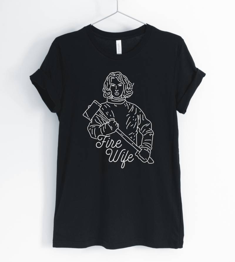 Feuerwehrfrau, Feuerwehr-Shirt, Feuerwehr, Cute Fire Fighter T-Shirt, Gift Für Feuerwehrmänner, Unisex & Women Es Shirts von BlueCityUSA