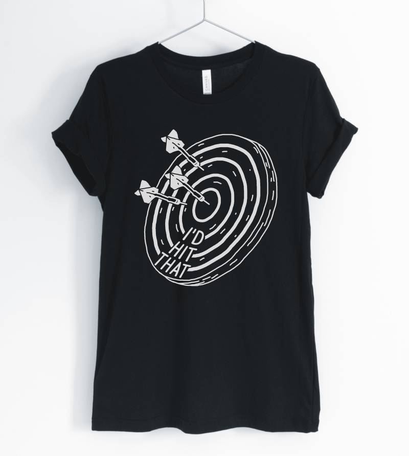 I " D Hit That, Darts Shirt, Funny Darts, Cute Player, Dartboard T-Shirt, Gift, Unisex & Women Es Shirts I " D Hit That, Darts Shirt, Funny Darts, Cute Player, Dartboard T-Shirt, Gift, Unisex & Women Es Shirts von BlueCityUSA
