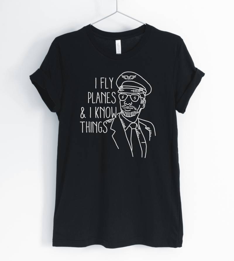 I Fly Planes & Know Things, Airplane Pilot Shirt, Funny Aviation T-Shirt, Gifts For Him, Unisex & Women Es Shirts I Fly Planes & Know Things, Airplane Pilot Shirt, Funny Aviation T-Shirt, Gifts For Him, Unisex & Women Es Shirts von BlueCityUSA