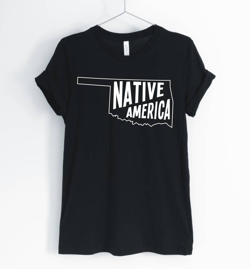 Native America, Oklahoma, Oklahoma Shirt, State, Stolz, Schauplatz T-Shirt, Geschenk, Unisex Und Frauen Shirts Native America, Oklahoma, Oklahoma Shirt, State, Stolz, Schauplatz T-Shirt, Geschenk, Unisex Und Frauen Shirts von BlueCityUSA