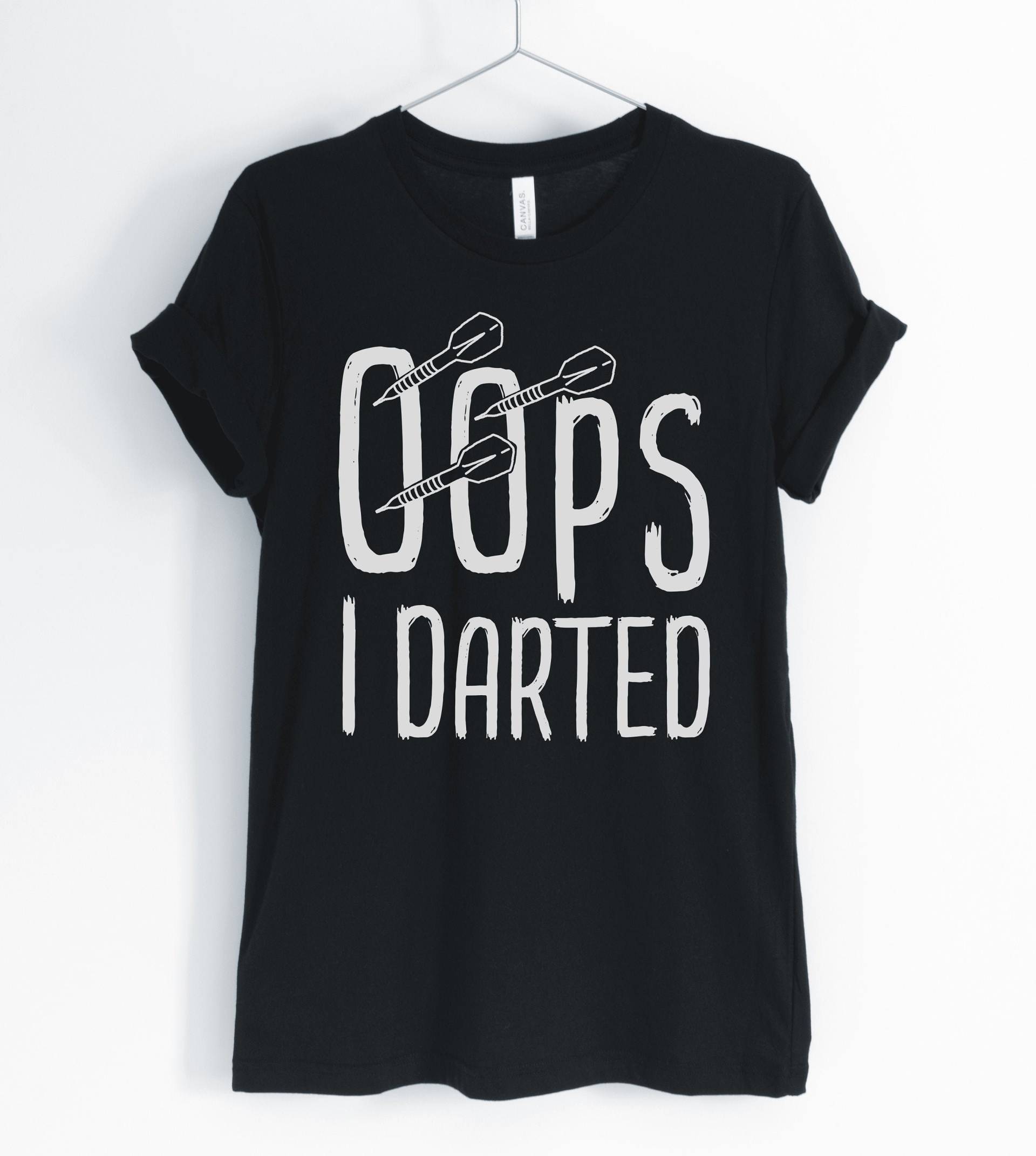 Oops I Darted, Darts Shirt, Funny Darts, Cute Player, Dartboard T-Shirt, Gift, Unisex & Women Es Shirts Oops I Darted, Darts Shirt, Funny Darts, Cute Player, Dartboard T-Shirt, Gift, Unisex & Women Es Shirts von BlueCityUSA