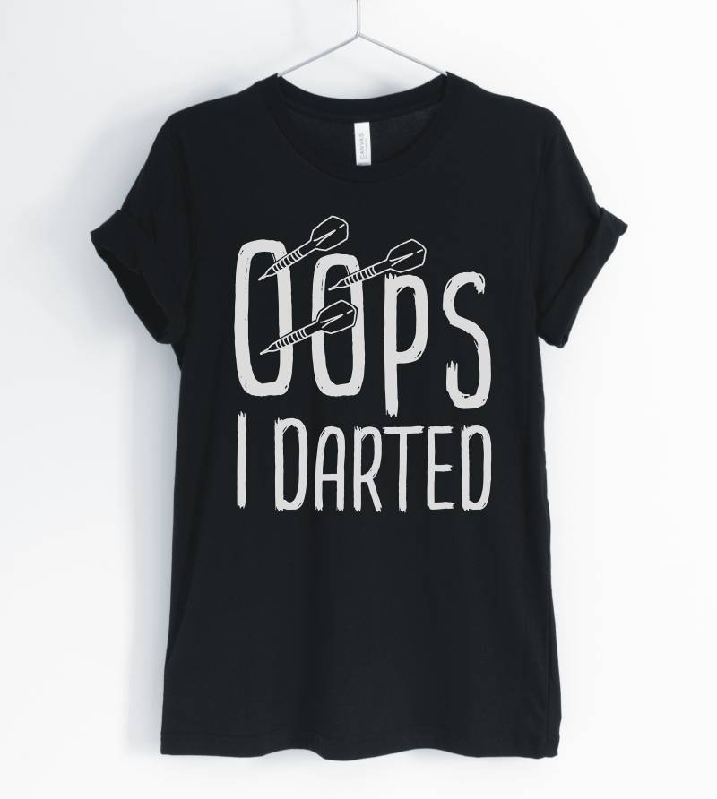 Oops I Darted, Darts Shirt, Funny Darts, Cute Player, Dartboard T-Shirt, Gift, Unisex & Women Es Shirts Oops I Darted, Darts Shirt, Funny Darts, Cute Player, Dartboard T-Shirt, Gift, Unisex & Women Es Shirts von BlueCityUSA