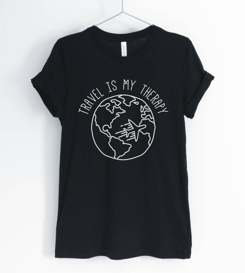 Reisen Ist Meine Therapie, Travel Shirt, Reise-Liebhaber, Addict, Weltreisen, Urlaub-T-Shirt, Reise-Geschenk, Unisex Und Frauen Shirts Reisen Ist Meine Therapie, Travel Shirt, Reise-Liebhaber, Addict, Weltreisen, Urlaub-T-Shirt, Reise-Geschenk, Unisex Und Frauen Shirts von BlueCityUSA