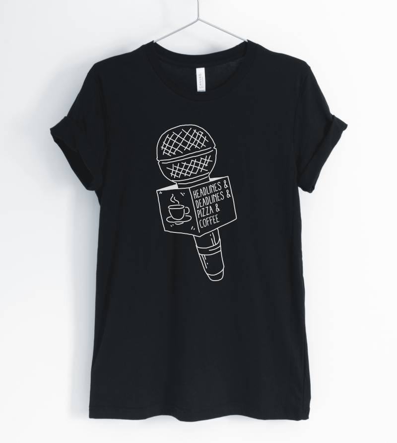Schlagzeilen & Deadlines Pizza Coffee, Journalist Shirt, Reporter Funny T-Shirt, Unisex & Women Es Shirts Schlagzeilen & Deadlines Pizza Coffee, Journalist Shirt, Reporter Funny T-Shirt, Unisex & Women Es Shirts von BlueCityUSA
