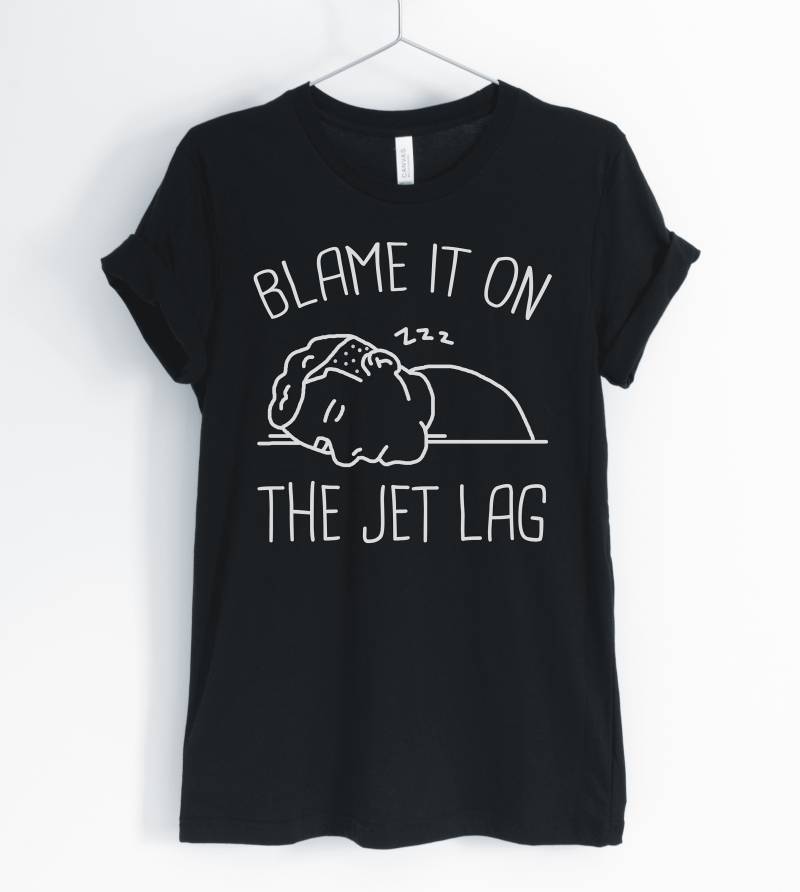 Schuld Ist Die Zeitverschiebung, Reisen, Travel Shirt, Reise-Liebhaber Addict, Reise Leben, Urlaub-T-Shirt, Reise-Geschenk, Unisex Und Frauen Shirts Schuld Ist Die Zeitverschiebung, Reisen, Travel Shirt, Reise-Liebhaber Addict, Reise Leben, Urlaub-T-Shirt, Reise-Geschenk, Unisex Und Frauen Shirts von BlueCityUSA