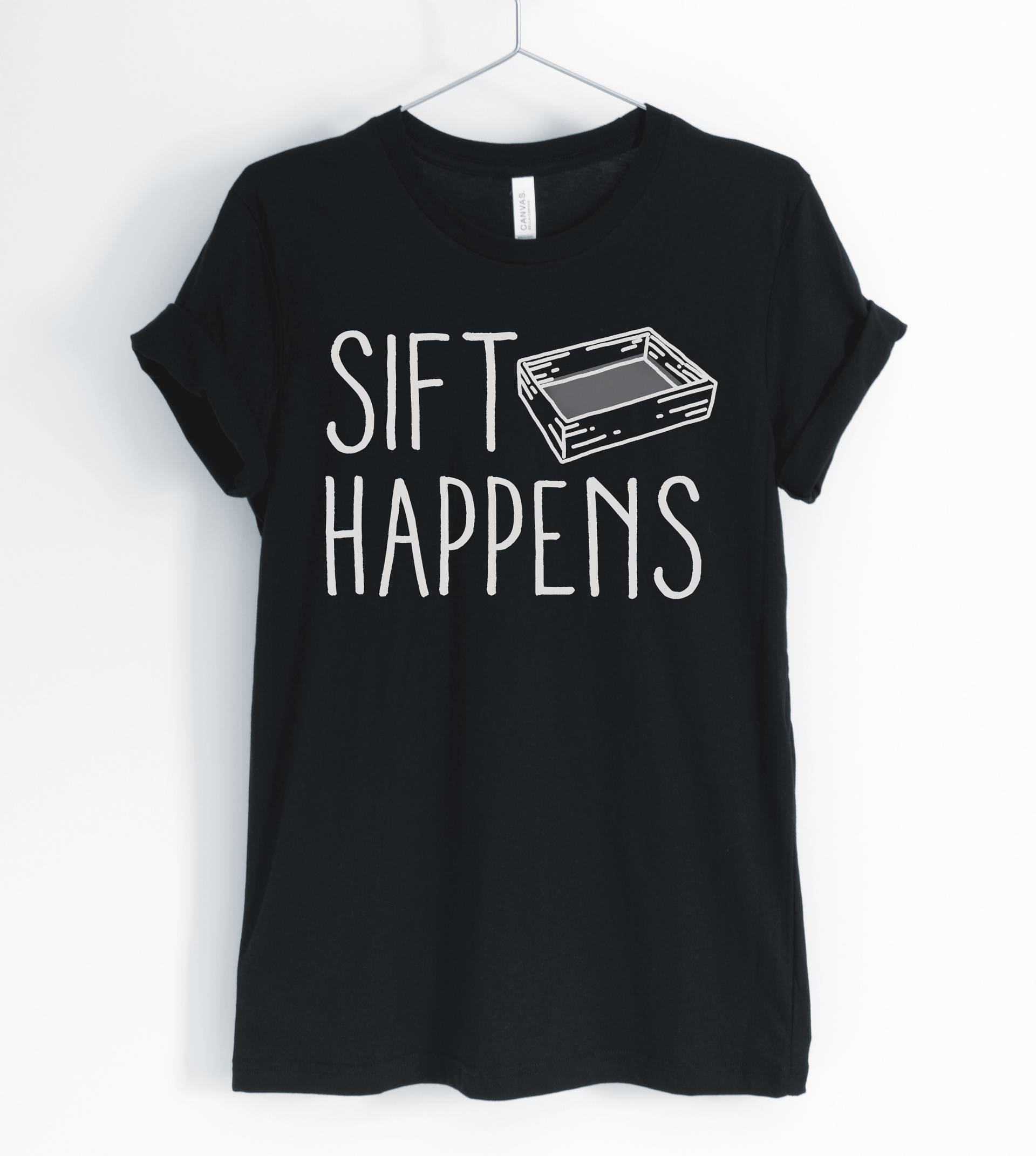 Sift Happens, Geology Shirt, Paläontology Treasure Hunter, Prospector T-Shirt, Fossil Jagd Gift, Unisex & Women Es Shirt von BlueCityUSA