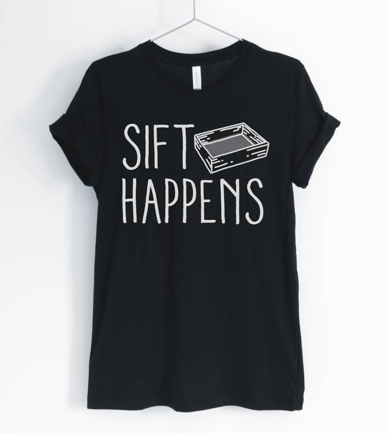 Sift Happens, Geology Shirt, Paläontology Treasure Hunter, Prospector T-Shirt, Fossil Jagd Gift, Unisex & Women Es Shirt von BlueCityUSA