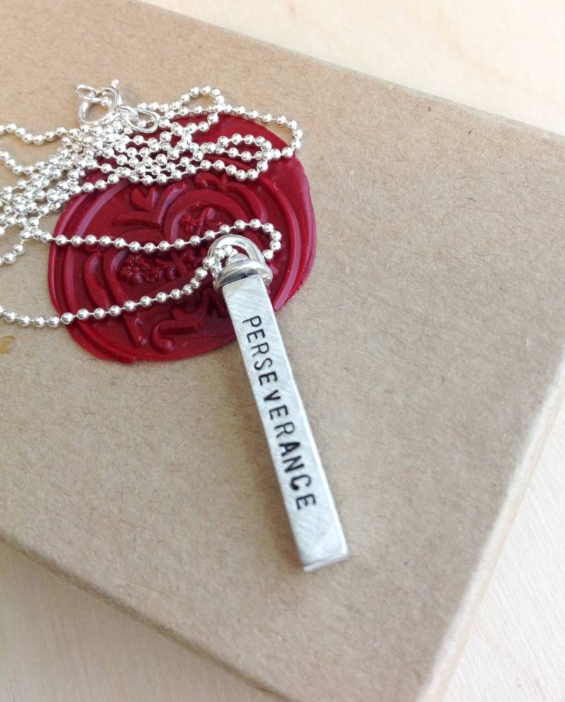 Bar Halskette - Gestempelte Swivel Individuell Handgestempelte Personalisierte Gestempelte Ihr Name, Zitat von BlueCornerCreasigns