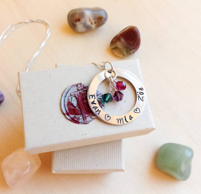 Gestempelte Halskette - Mama Mit Swarovski Kristallen Für Geburtssteine Personalisierte Gestempelte Kindernamen von BlueCornerCreasigns