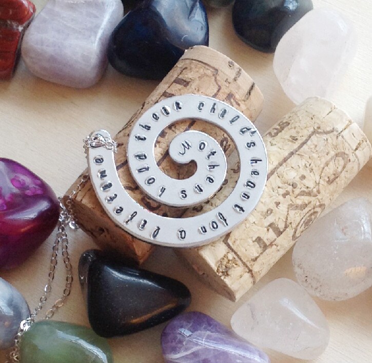 Hand Gestempelt Swirl Halskette - Mama Personalisierte Gestempelte Kinder Namen Mutter von BlueCornerCreasigns