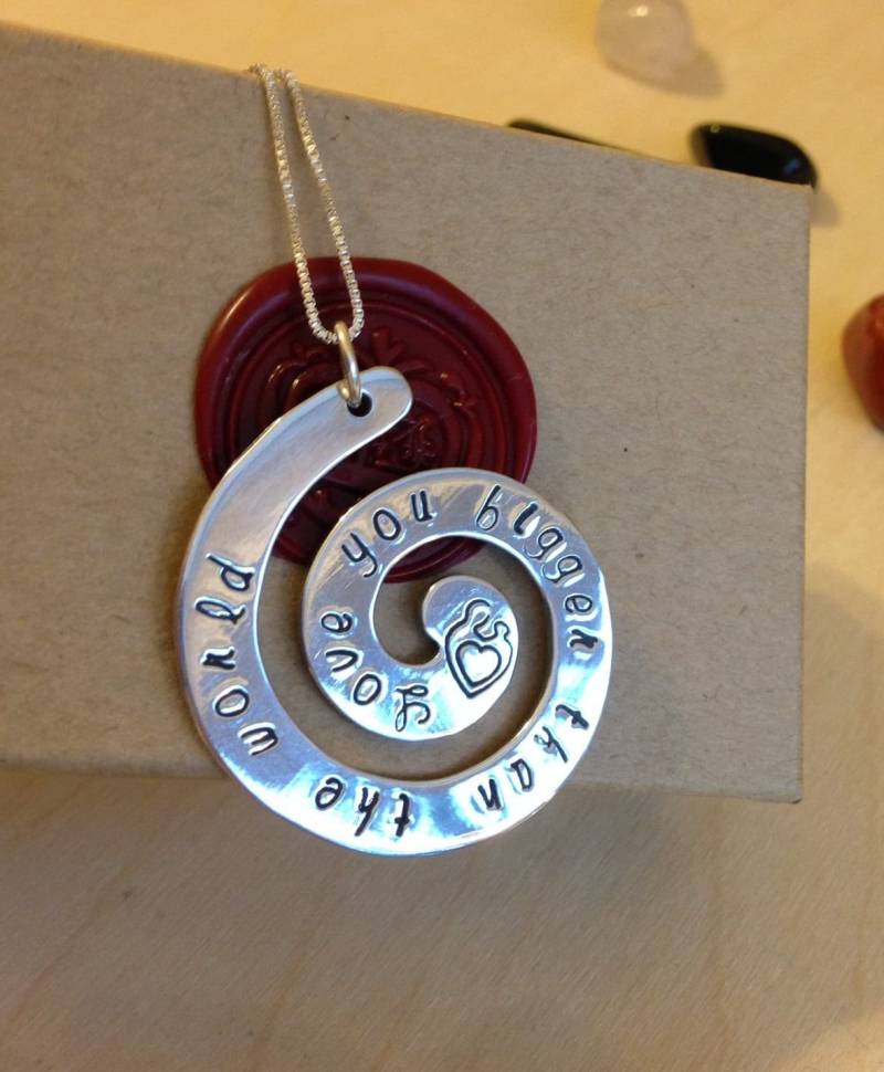 Hand Gestempelt Swirl Halskette - Mama Personalisierte Gestempelte Kinder Namen Mutter von BlueCornerCreasigns