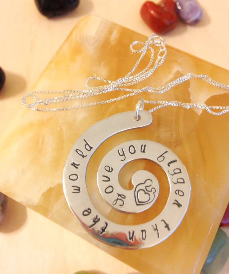 Hand Gestempelt Swirl Halskette - Mama Personalisierte Gestempelte Kinder Namen Mutter von BlueCornerCreasigns