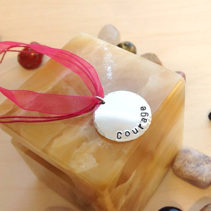 Handgestempelte Halskette - Brustkrebs Personalisierte Gestempelte Courage Seidenband von BlueCornerCreasigns