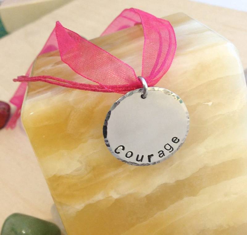 Handgestempelte Halskette - Brustkrebs Personalisierte Gestempelte Courage Seidenband von BlueCornerCreasigns