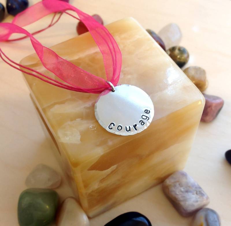 Handgestempelte Halskette - Brustkrebs Personalisierte Gestempelte Courage Seidenband von BlueCornerCreasigns