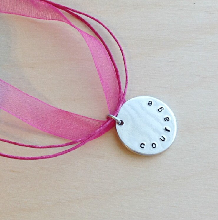 Handgestempelte Halskette - Brustkrebs Personalisierte Gestempelte Courage Seidenband von BlueCornerCreasigns