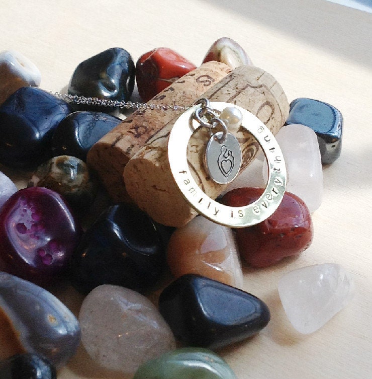 Handgestempelte Halskette - Mama Mit Süßwasser Perle Personalisierte Gestempelte Kindernamen Familie Ist Alles von BlueCornerCreasigns