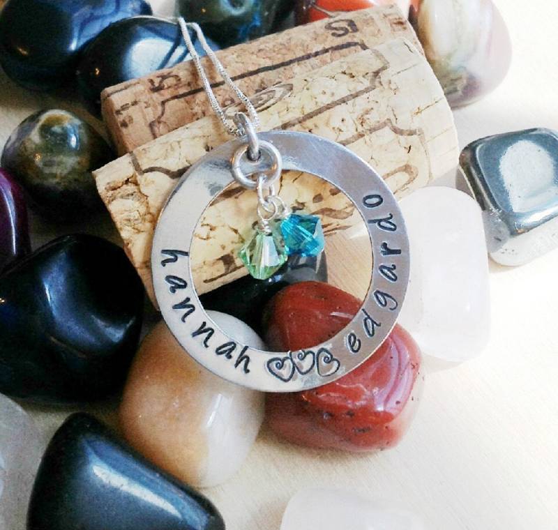 Handgestempelte Halskette - Mama Mit Swarovski Kristallen Für Geburtssteine Personalisierte Gestempelte Kindernamen von BlueCornerCreasigns