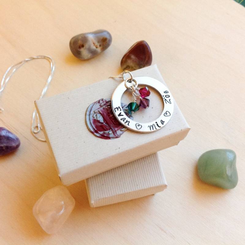 Handgestempelte Halskette - Mama Mit Swarovski Kristallen Für Geburtssteine Personalisierte Gestempelte Kindernamen von BlueCornerCreasigns