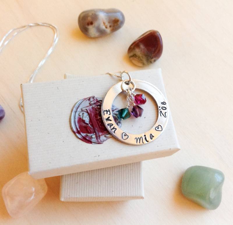 Handgestempelte Halskette - Mama Mit Swarovski Kristallen Für Geburtssteine Personalisierte Gestempelte Kindernamen von BlueCornerCreasigns