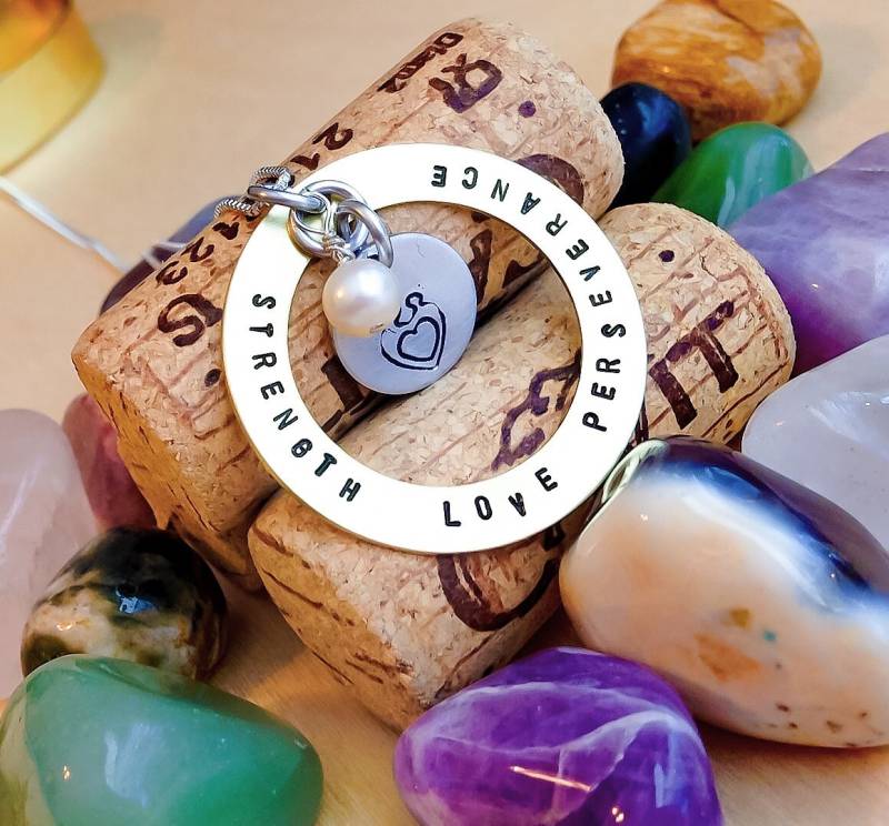 Personalisierte Halskette - Hand Gestempelt Mama Gestempelte Halskette, Paar, Schwester, Beste Freundin von BlueCornerCreasigns