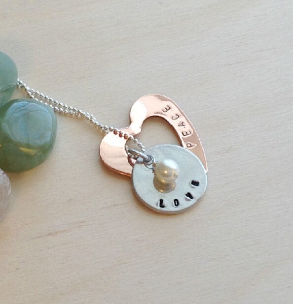 Personalisierte Halskette - Hand Gestempelt Mama Gestempelte Halskette, Paar, Schwester, Beste Freundin von BlueCornerCreasigns