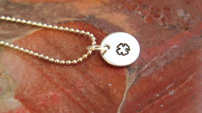 Personalisierte Klee Halskette, Personalisierte Gestempelt Von Hand Gestempelt, Viel Glück Kleeblatt, Vierblättriges St. Patricks Day, Kleeblatt von BlueCornerCreasigns