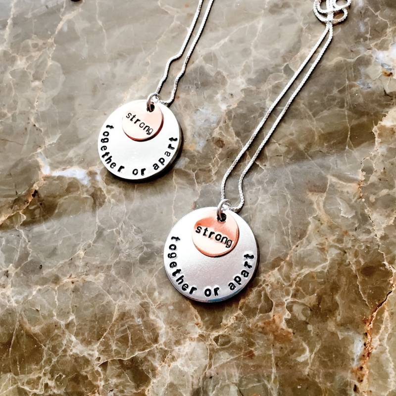 Personalisierte Paare Halskette - Hand Gestempelt Mama Gestempelte Halskette, Schwester, Beste Freundin von BlueCornerCreasigns