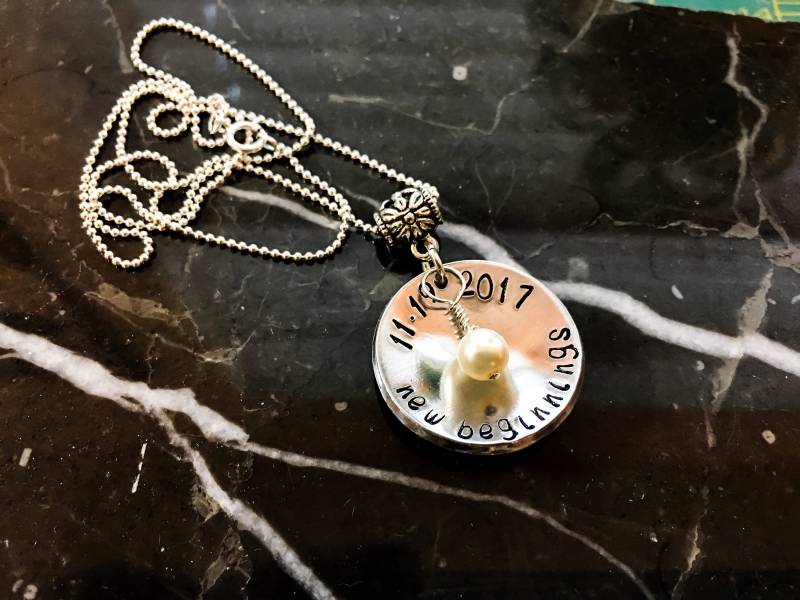 Personalisierter Runder 1-Zoll-Anhänger Mit Massiver Sterlingsilberhalskette - Name, Zitat Oder Datum Hinzufügen Einzigartige Geschenke Für Sie von BlueCornerCreasigns