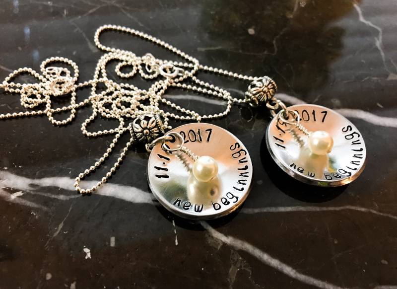 Runder Anhänger Mit Namen, Zitat Oder Datum - Personalisierte Einzigartige Geschenke Für Sie, Gewölbte Scheibe Perle Baumeln Charme Halskette Runder Anhänger Mit Namen, Zitat Oder Datum - Personalisierte Einzigartige Geschenke Für Sie, Gewölbte Scheibe Perle Baumeln Charme Halskette von BlueCornerCreasigns