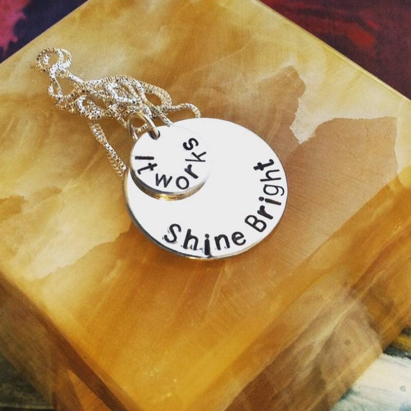 Shine Bright Personalisierte Halskette - Hand Gestempelt Mama Gestempelte Halskette, Paar, Schwester, Geschenk Für Sie, Tochter Shine Bright Personalisierte Halskette - Hand Gestempelt Mama Gestempelte Halskette, Paar, Schwester, Geschenk Für Sie, Tochter von BlueCornerCreasigns