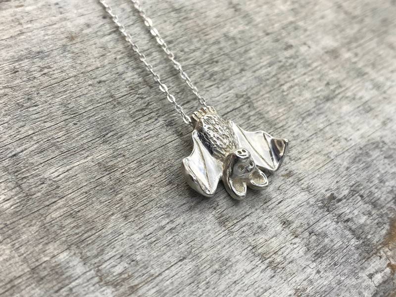 Silber Fledermaus Halskette - Patinaiert Oder Glänzend Silber Fledermaus Halskette - Patinaiert Oder Glänzend von BlueDotJewelry