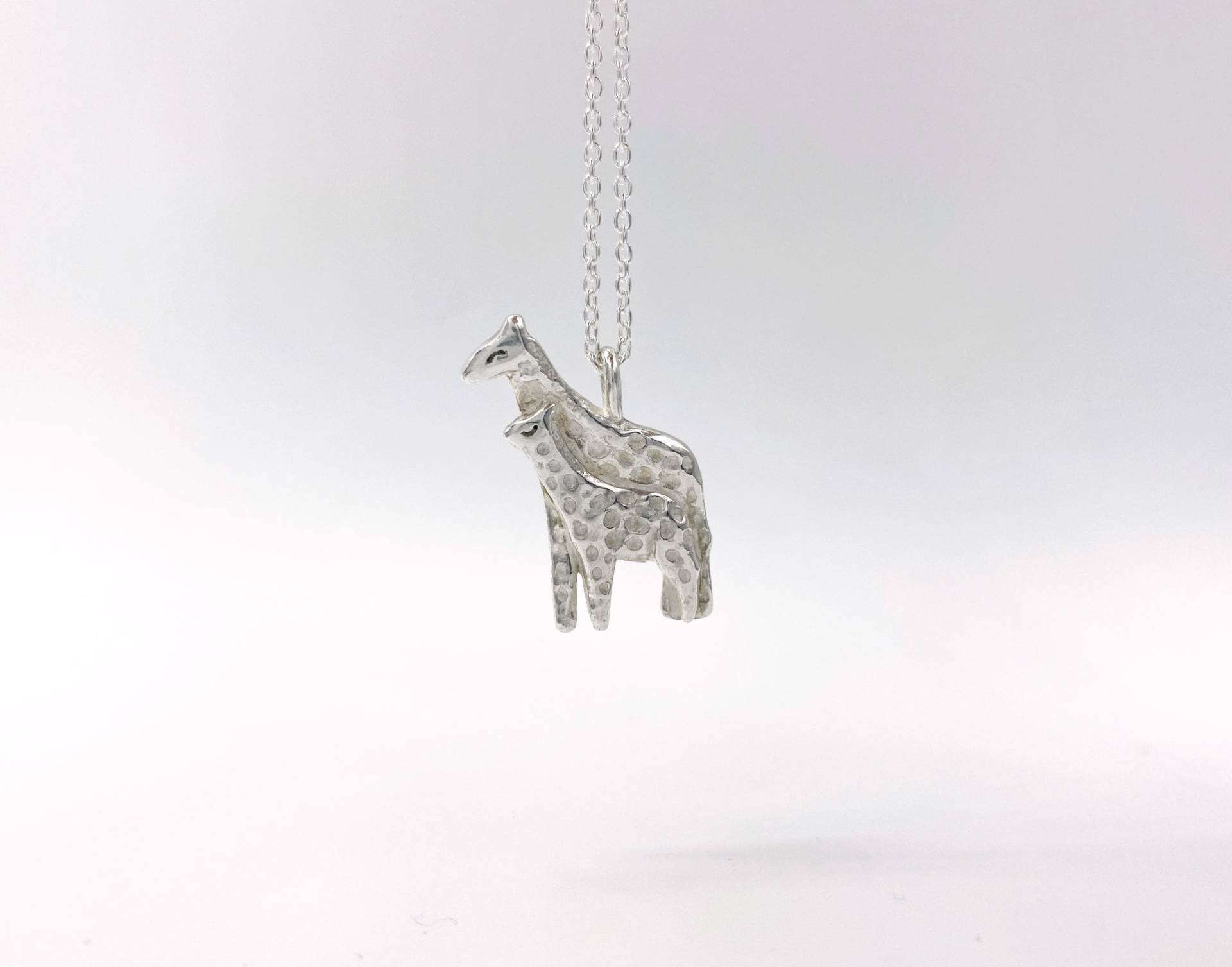 Silber Giraffe Und Baby Halskette Silber Giraffe Und Baby Halskette von BlueDotJewelry