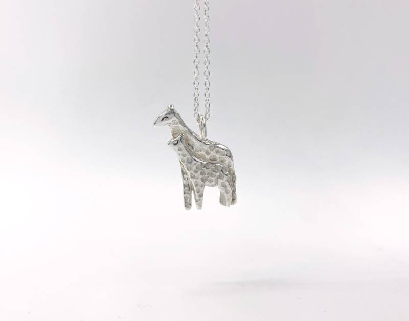 Silber Giraffe Und Baby Halskette Silber Giraffe Und Baby Halskette von BlueDotJewelry