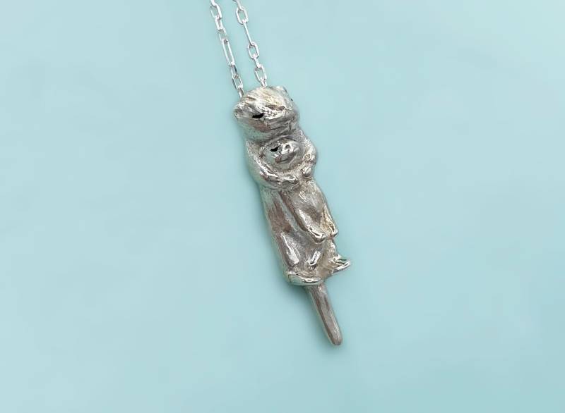 Silber Otter Und Baby Halskette von BlueDotJewelry