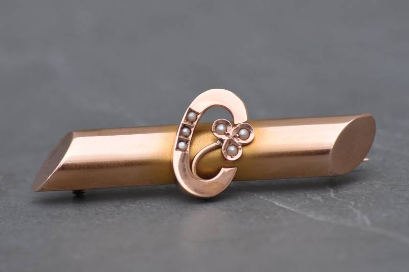 14K Gold Und Saatperlen Bar Brosche Mit Kleeblatt Buchstabe C - Glücksbrosche von BlueDotVintageFinds