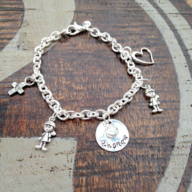 Bettelarmband Mutter Charm Armband Oma Enkel Namen Handstamped Personalisierte Schmuck von BlueEyedJewelsTX