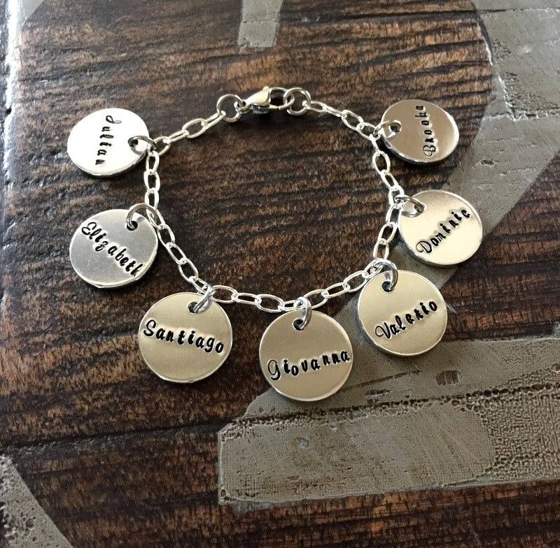 Bettelarmband Mutter Charm Armband Oma Enkel Namen Handstamped Personalisierte Schmuck von BlueEyedJewelsTX