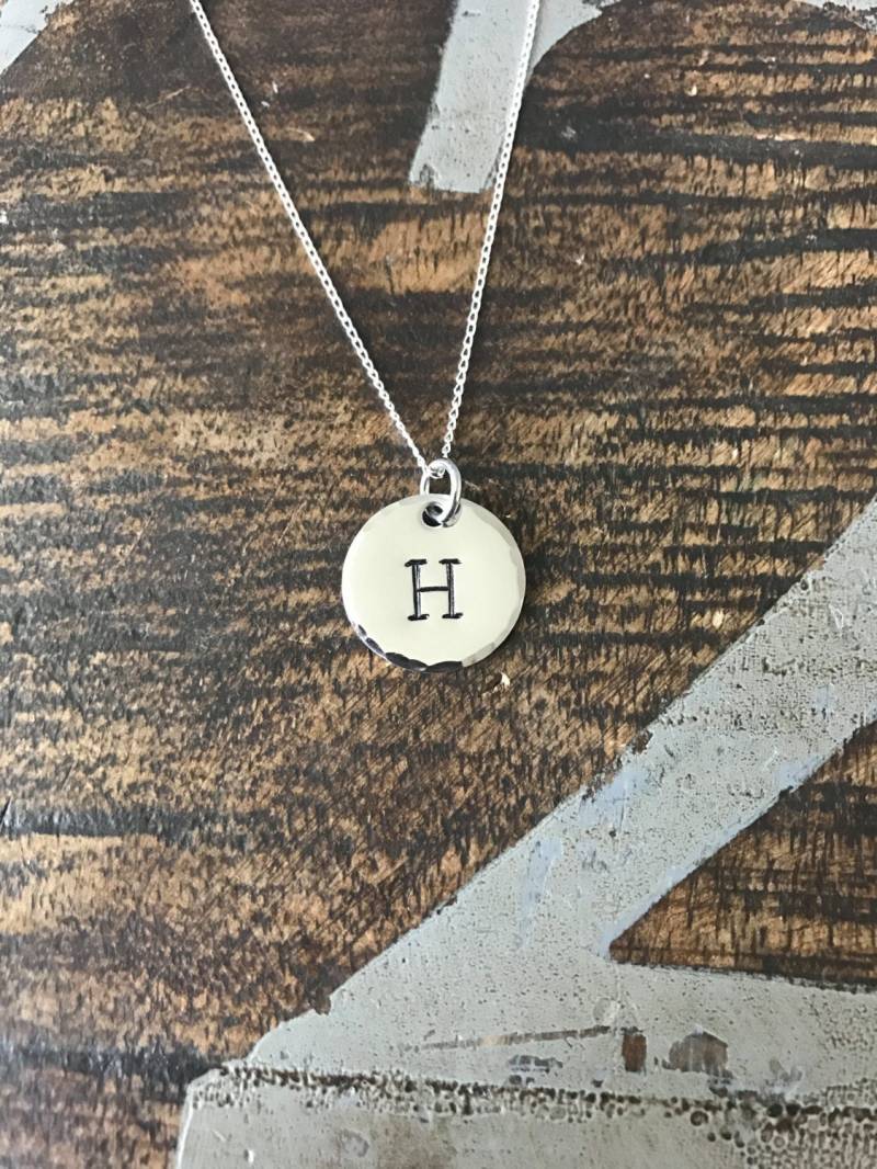 Buchstabe Halskette Mit Gravur Silber Benutzerdefinierte Buchstaben Charm Schmuck Layering Initial von BlueEyedJewelsTX