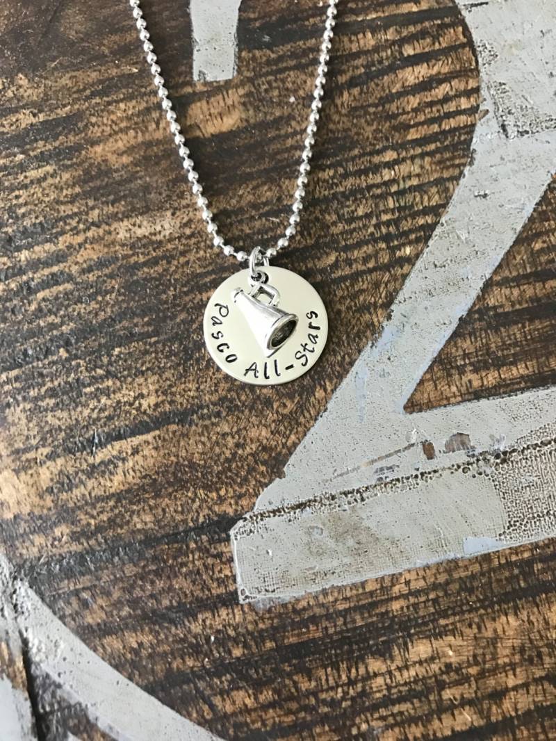 Cheer Halskette Cheerleader Geschenk Für Handgestempelt Megaphone Schmuck Team von BlueEyedJewelsTX