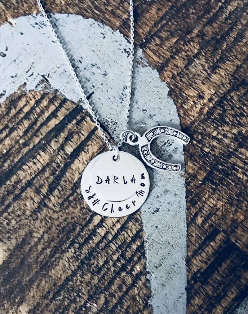 Cheer Mom Halskette Handgestempelt Megaphone Benutzerdefinierte Schmuck Personalisierte Geschenk Für Mama Cheerleader Team Coach von BlueEyedJewelsTX