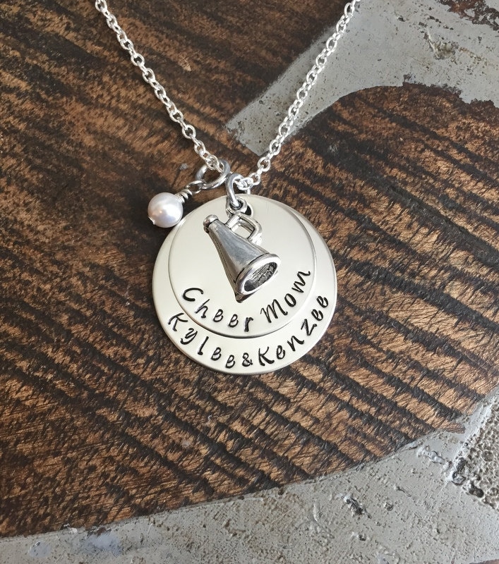 Cheer Mom Halskette Handgestempelt Megaphone Benutzerdefinierte Schmuck Personalisierte Geschenk Für Mama Cheerleader Team Coach von BlueEyedJewelsTX